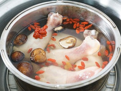 食譜-枸杞雞腿湯