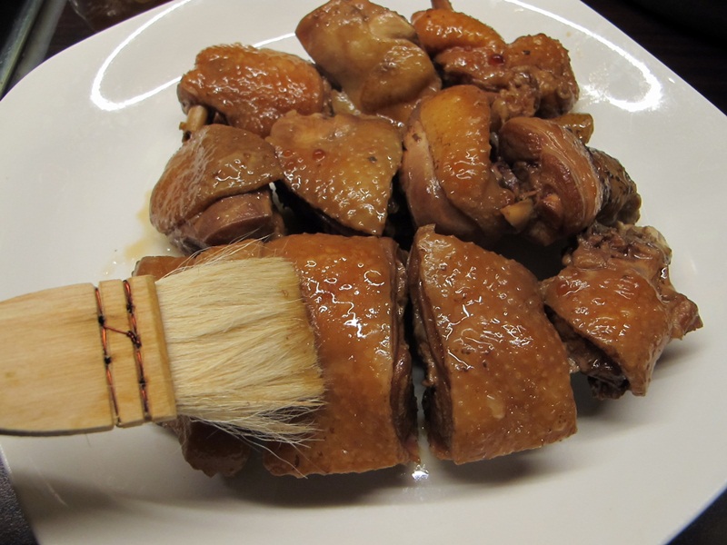 5. 將肉取出後，將表面抹汁調勻後已刷子刷在雞皮上，.JPG