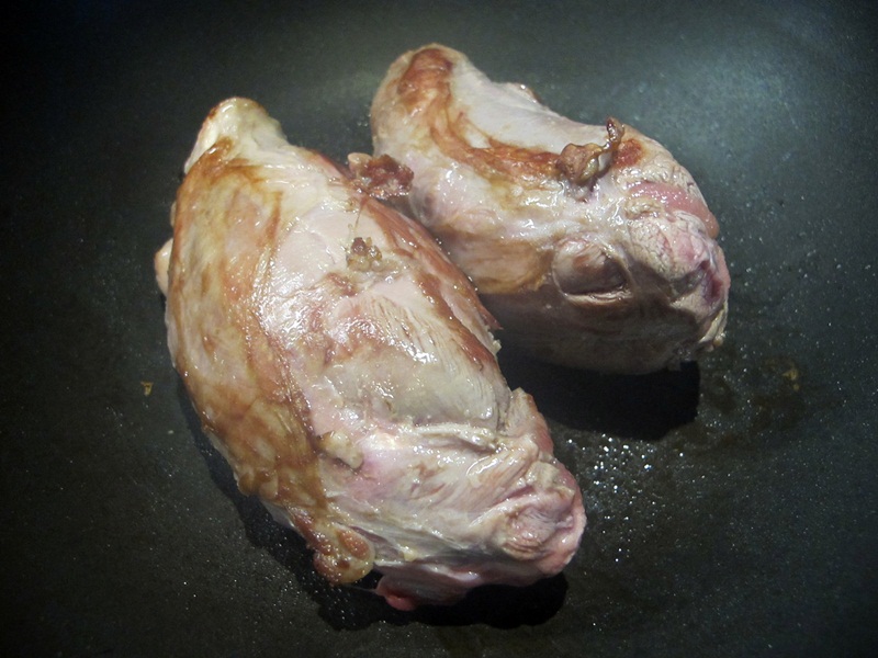 1將牛腱肉整個煎黃.JPG